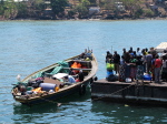 Warten beim Boot nach Chizumulu