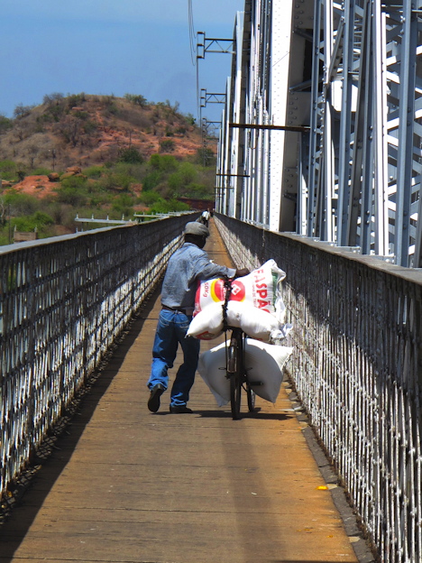 Transport auf der Dona Ana Brücke