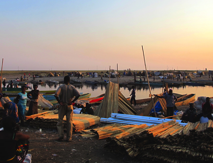 Mongu, Mattenverkauf am Hafen
